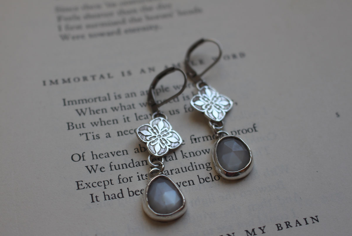 Clervie, boucles d’oreilles fleur celte en argent et pierre de lune