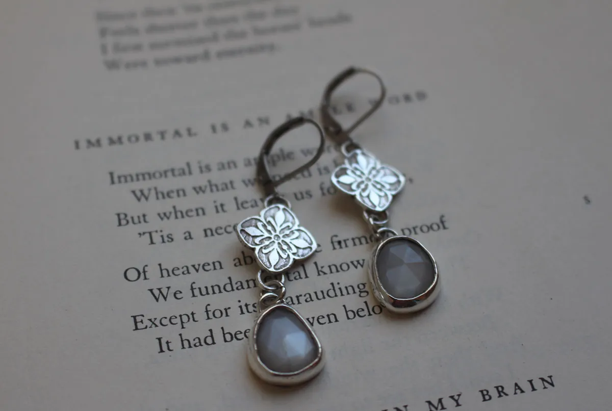 Clervie, boucles d’oreilles fleur celte en argent et pierre de lune