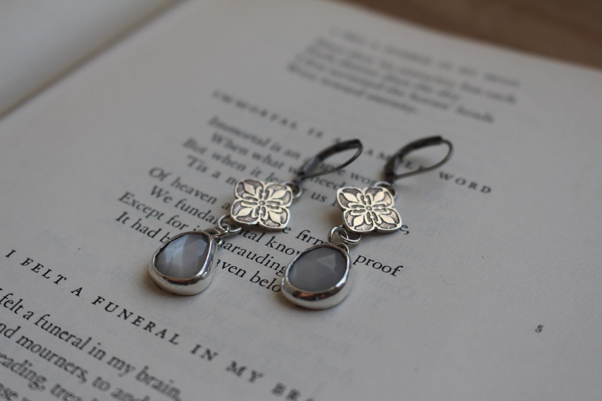 Clervie, boucles d’oreilles fleur celte en argent et pierre de lune