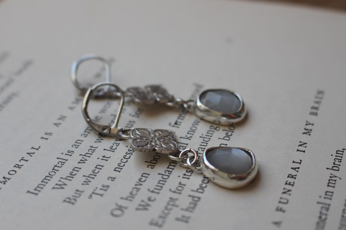 Clervie, boucles d’oreilles fleur celte en argent et pierre de lune