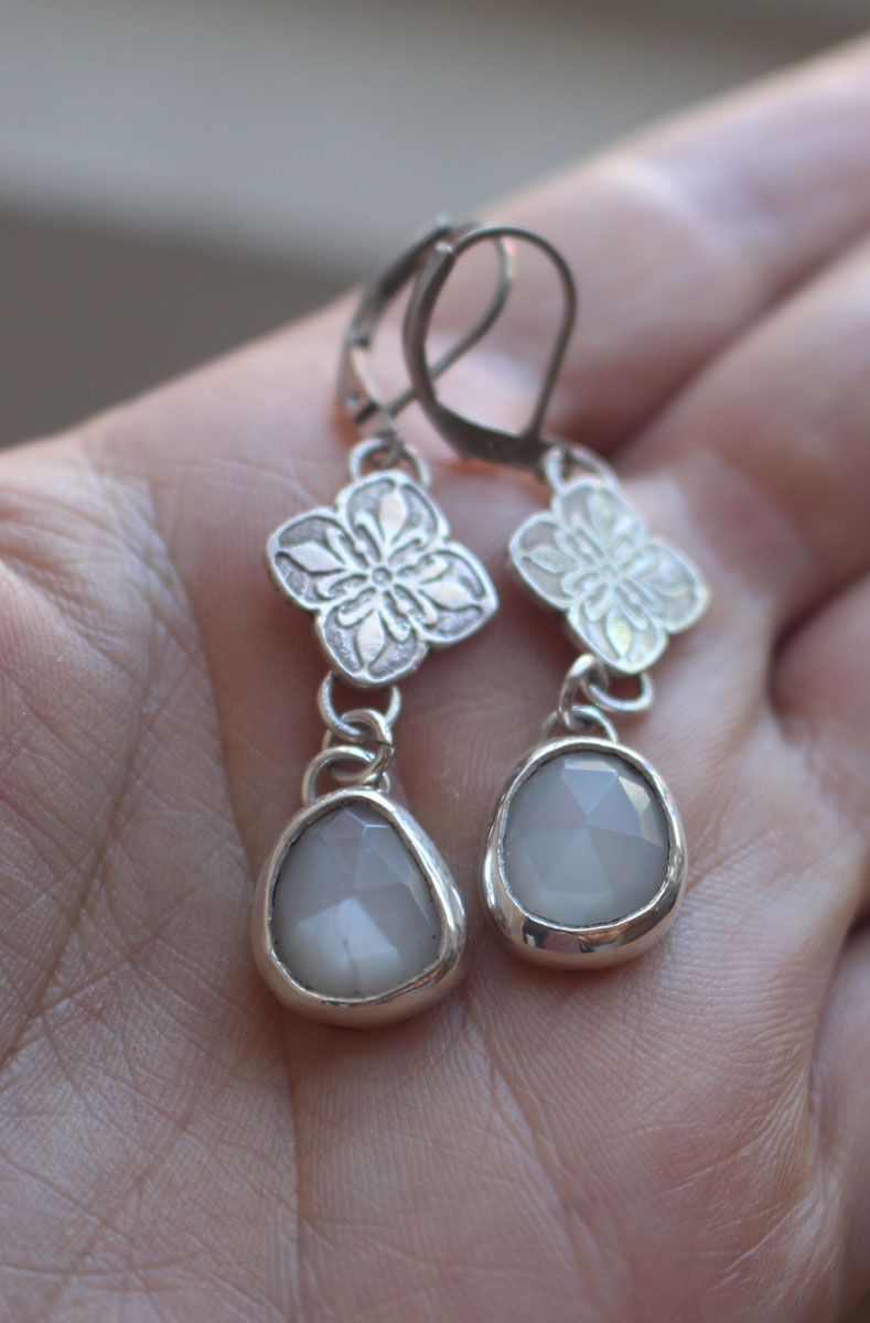 Clervie, boucles d’oreilles fleur celte en argent et pierre de lune