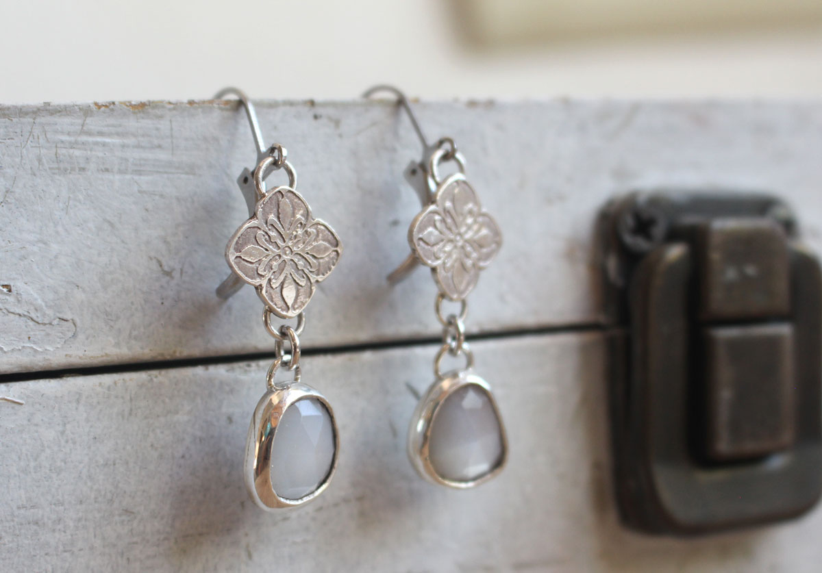 Clervie, boucles d’oreilles fleur celte en argent et pierre de lune