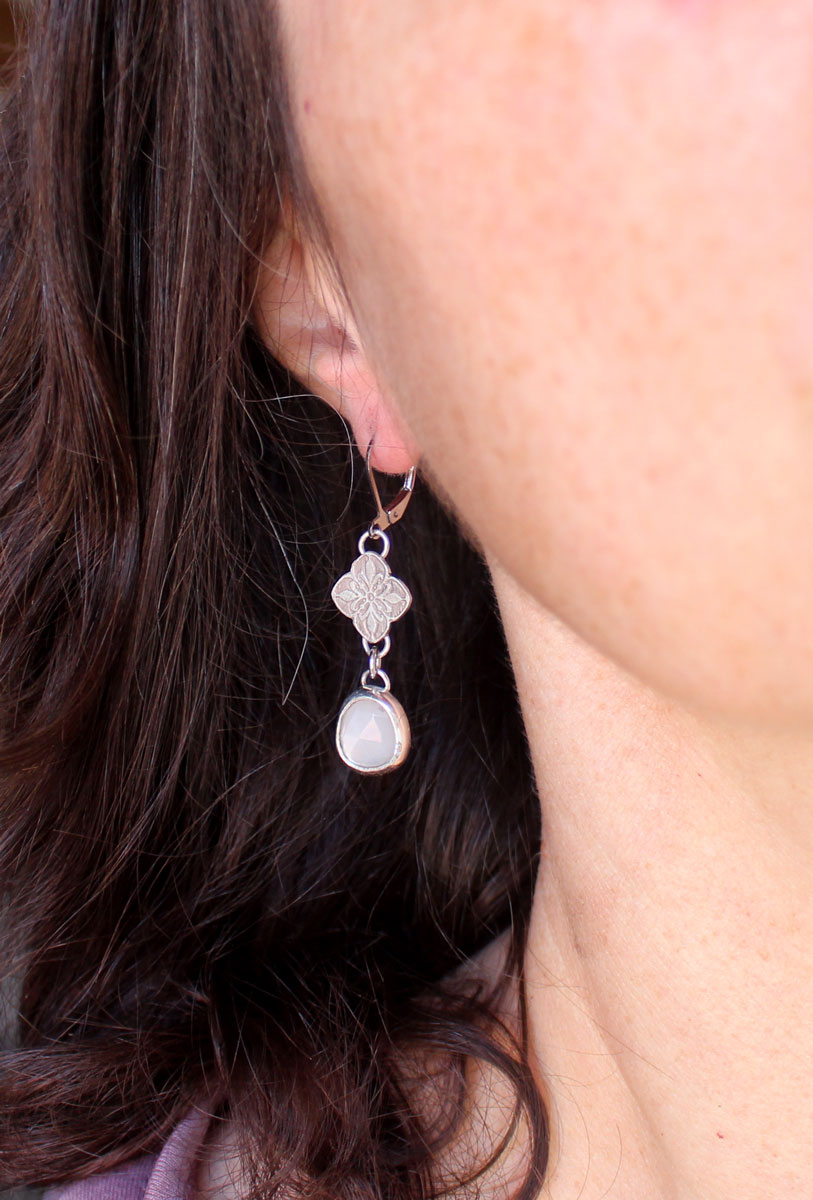 Clervie, boucles d’oreilles fleur celte en argent et pierre de lune