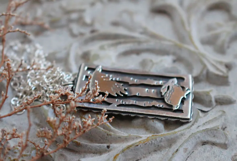 Compagnons de route, collier corbeau et lièvre en argent