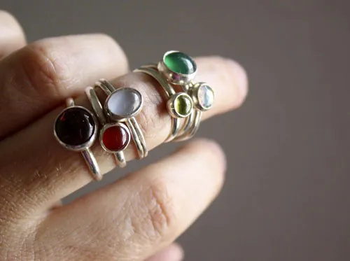 Constance, bague pierre de naissance en argent, grenat, améthyste, aigue-marine, pierre de lune, onyx, alexandrite, rubis, péridot, saphir, opale, citrine ou turquoise