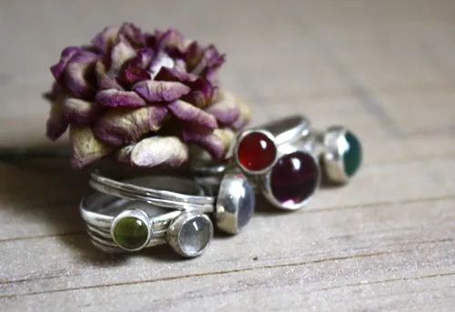 Constance, bague pierre de naissance en argent, grenat, améthyste, aigue-marine, pierre de lune, onyx, alexandrite, rubis, péridot, saphir, opale, citrine ou turquoise