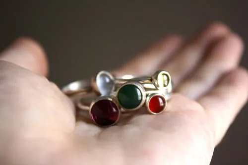 Constance, bague pierre de naissance en argent, grenat, améthyste, aigue-marine, pierre de lune, onyx, alexandrite, rubis, péridot, saphir, opale, citrine ou turquoise