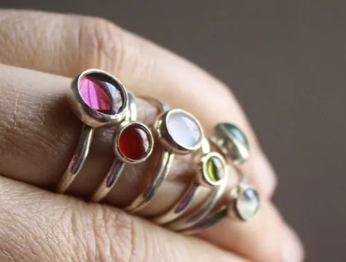 Constance, bague pierre de naissance en argent, grenat, améthyste, aigue-marine, pierre de lune, onyx, alexandrite, rubis, péridot, saphir, opale, citrine ou turquoise
