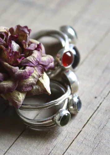 Constance, bague pierre de naissance en argent, grenat, améthyste, aigue-marine, pierre de lune, onyx, alexandrite, rubis, péridot, saphir, opale, citrine ou turquoise