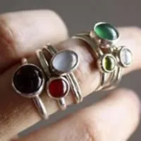 Constance, bague pierre de naissance en argent, grenat, améthyste, aigue-marine, pierre de lune, onyx, alexandrite, rubis, péridot, saphir, opale, citrine ou turquoise