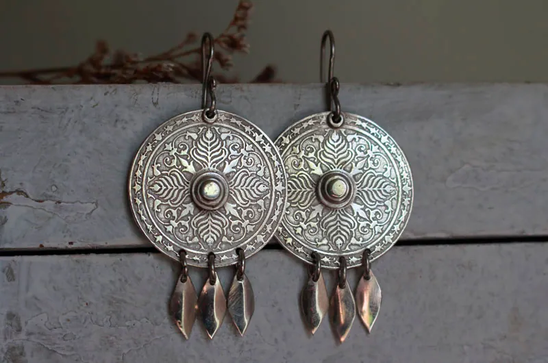 Conter la terre, boucles d’oreilles mandala botanique en argent