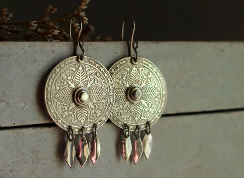 Conter la terre, boucles d’oreilles mandala botanique en argent