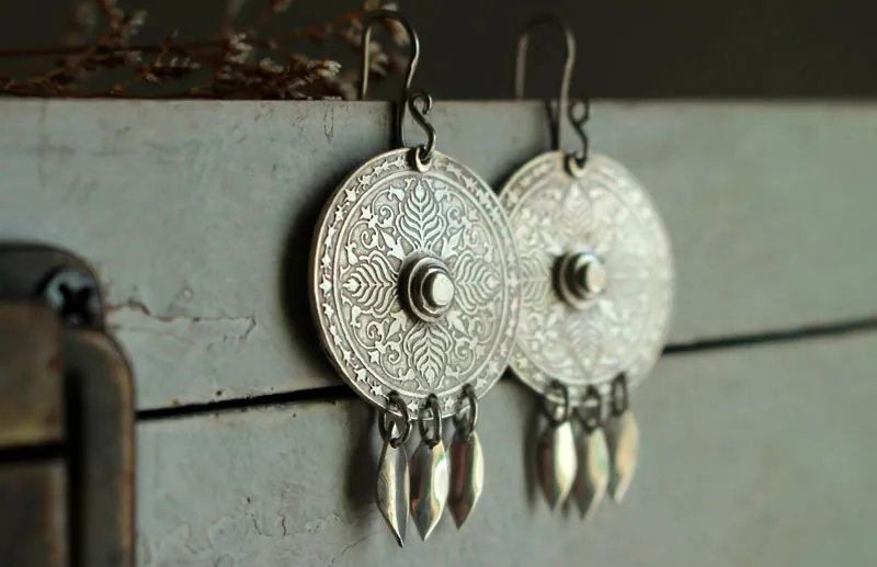 Conter la terre, boucles d’oreilles mandala botanique en argent