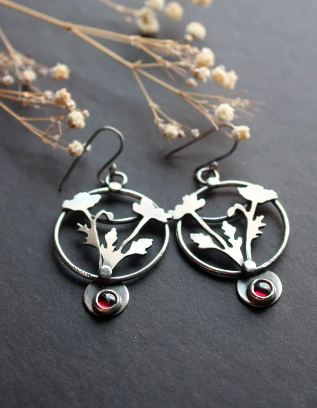 Coquelicot sauvage, boucles d’oreilles fleur éphémère en argent et grenat