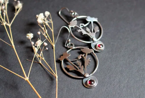 Coquelicot sauvage, boucles d’oreilles fleur éphémère en argent et grenat