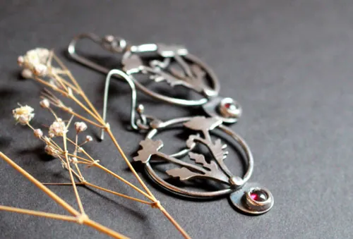 Coquelicot sauvage, boucles d’oreilles fleur éphémère en argent et grenat