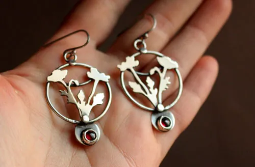 Coquelicot sauvage, boucles d’oreilles fleur éphémère en argent et grenat
