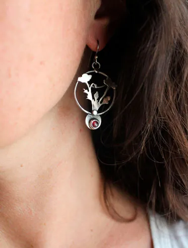 Coquelicot sauvage, boucles d’oreilles fleur éphémère en argent et grenat