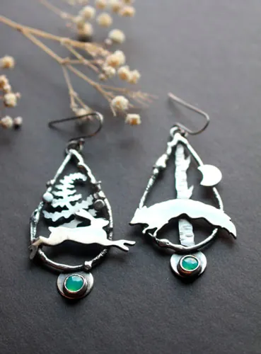 Course au clair de lune, boucles d’oreilles lièvre et renard en argent et chrysoprase