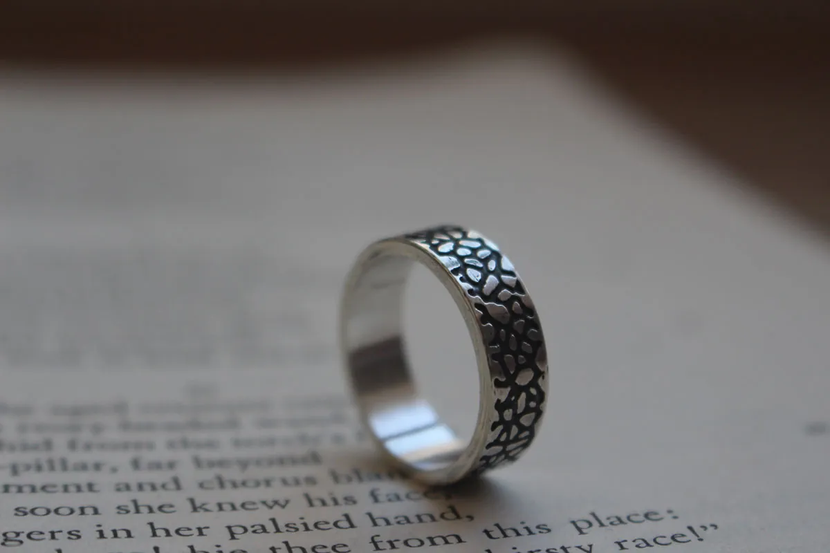Craquelure, bague coulée de lave en argent
