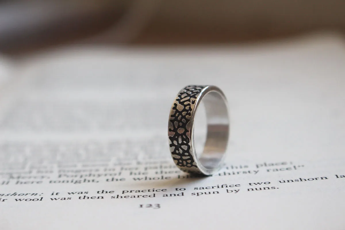 Craquelure, bague coulée de lave en argent