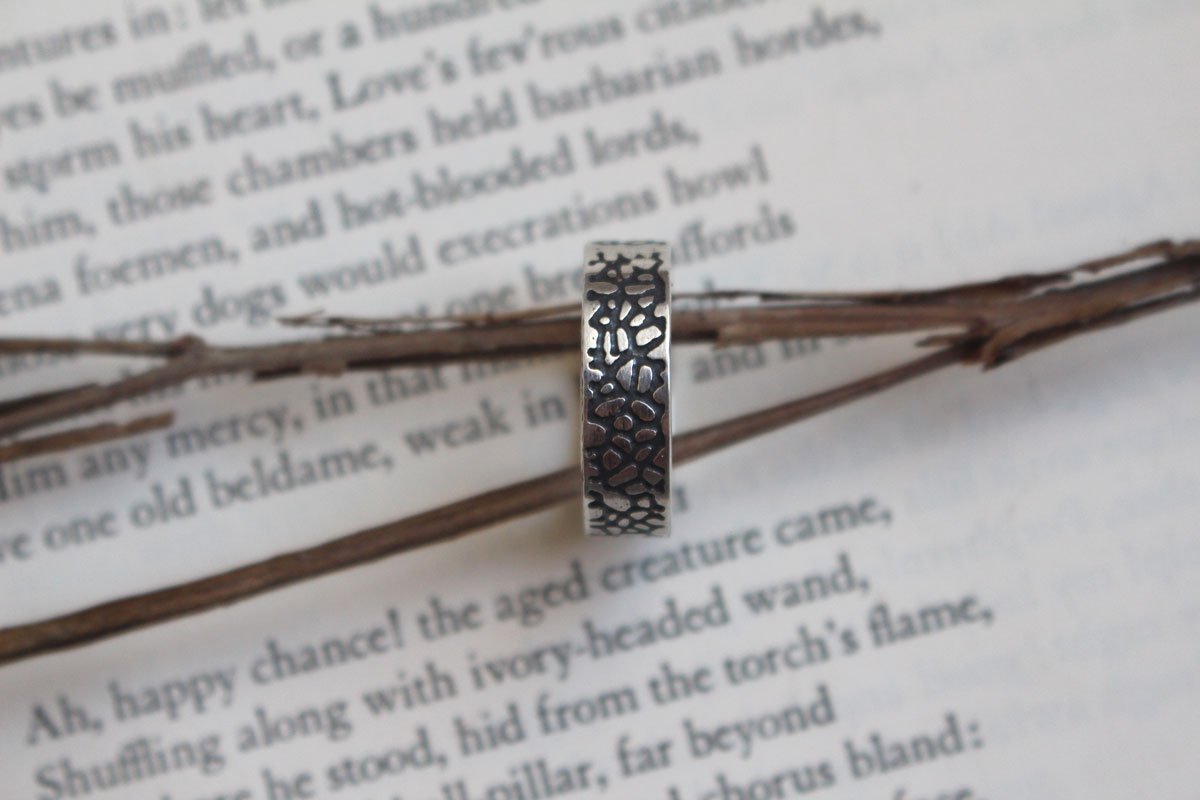 Craquelure, bague coulée de lave en argent