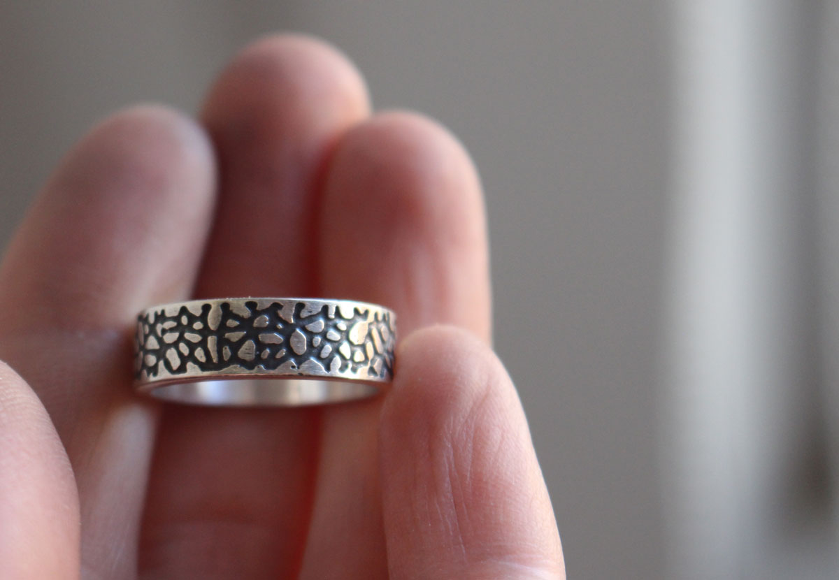 Craquelure, bague coulée de lave en argent