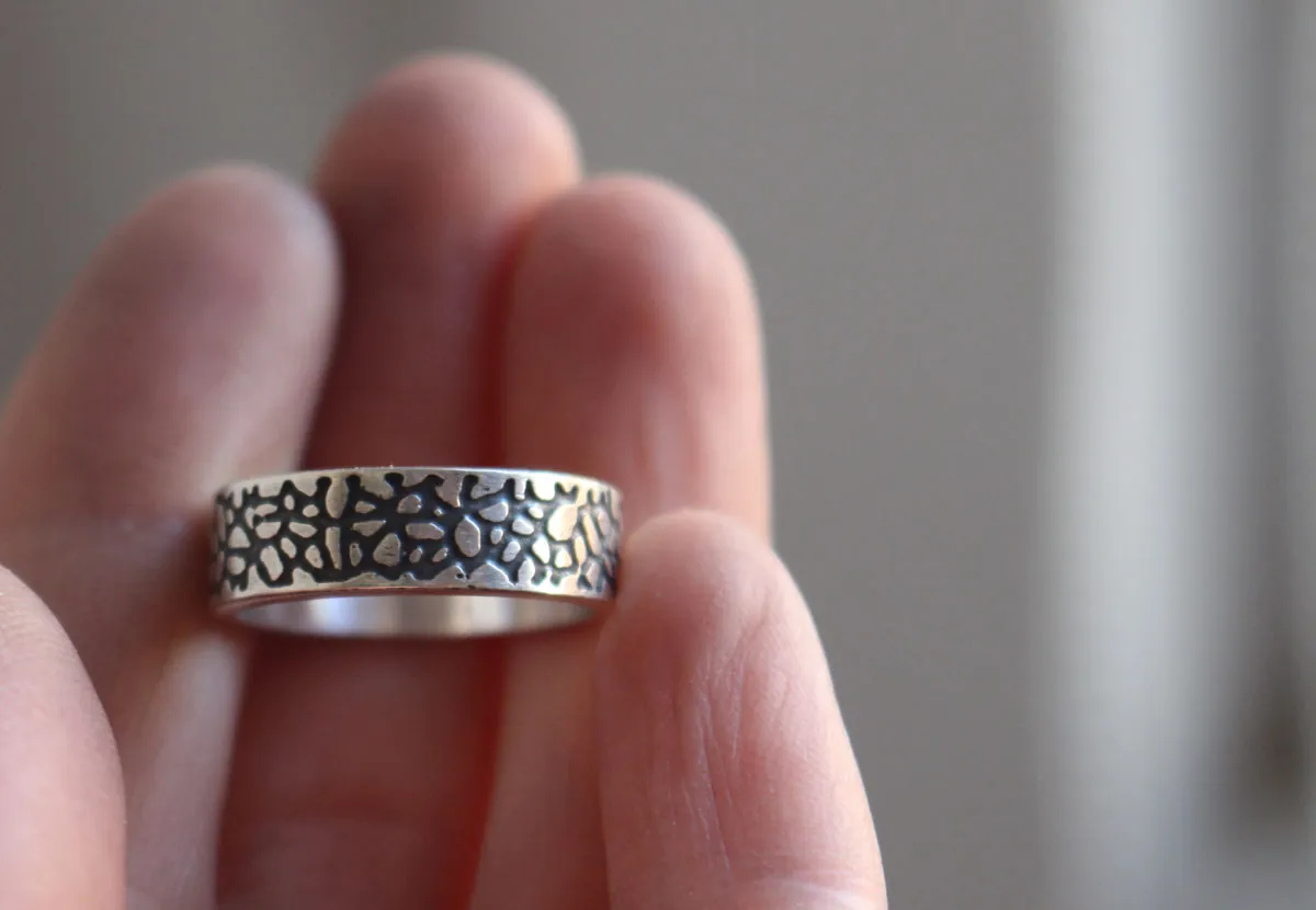 Craquelure, bague coulée de lave en argent
