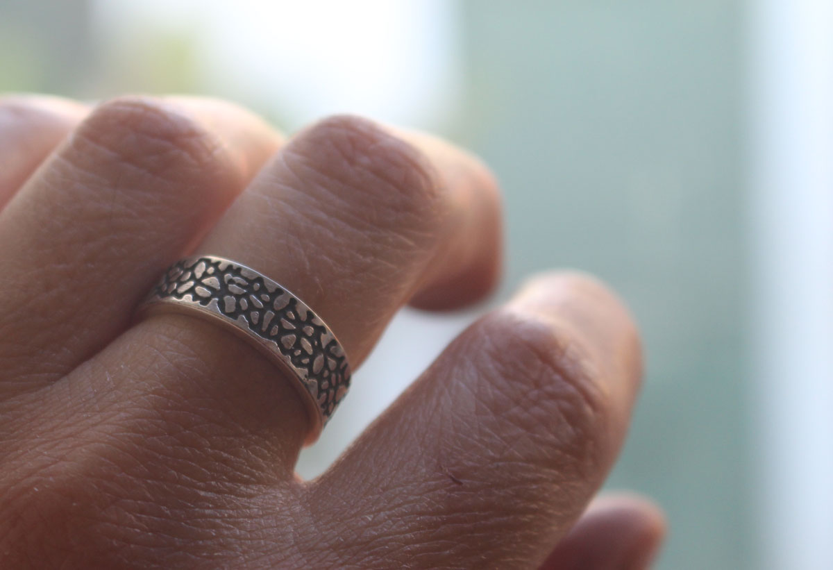 Craquelure, bague coulée de lave en argent