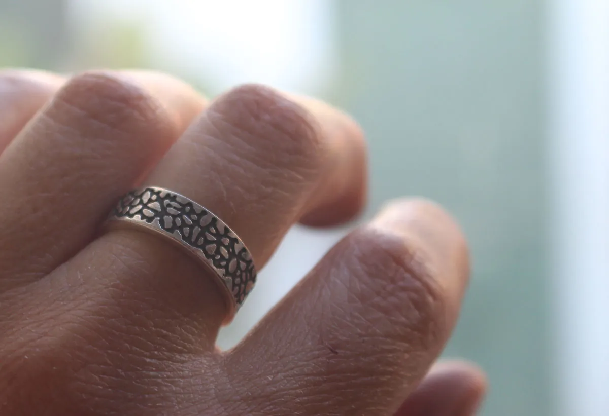 Craquelure, bague coulée de lave en argent