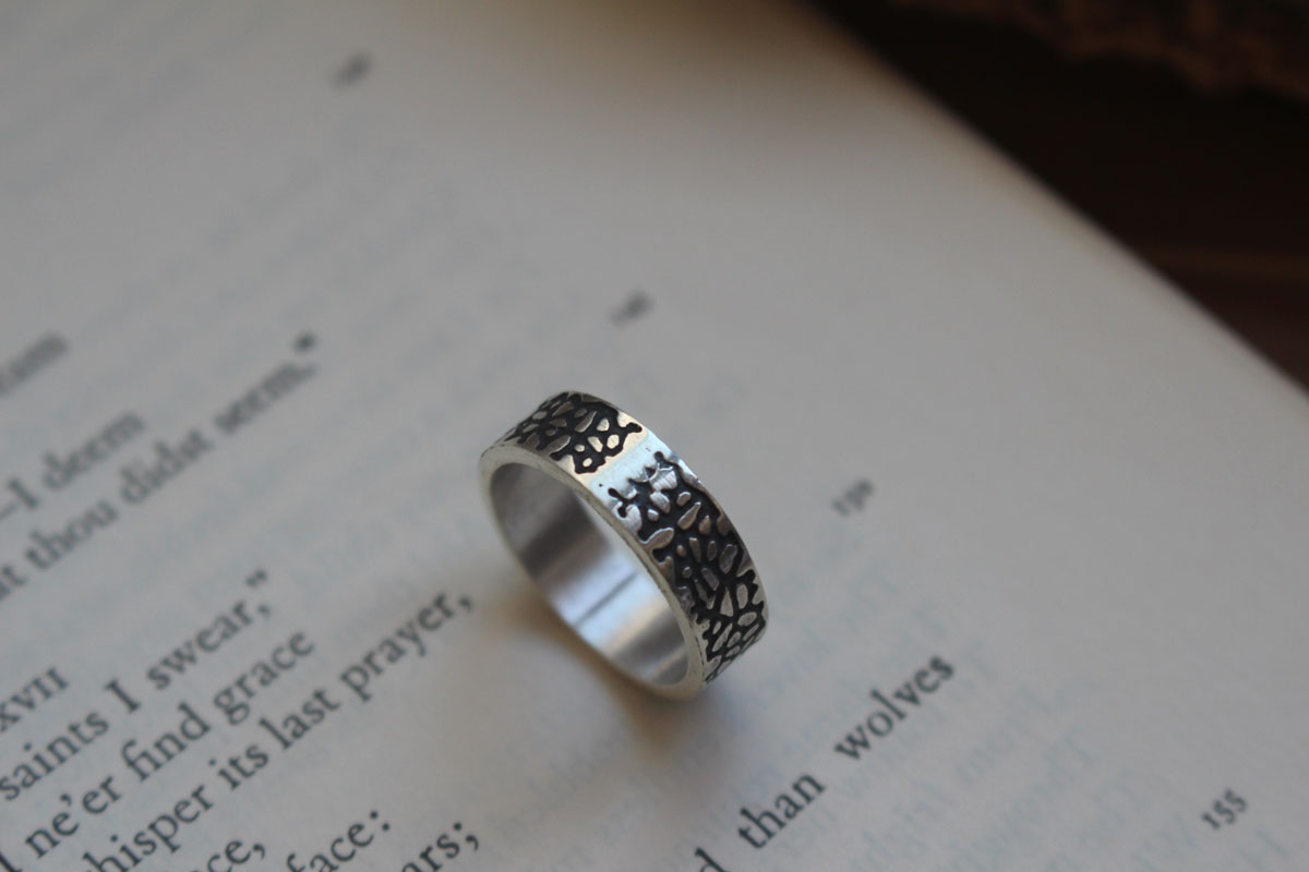 Craquelure, bague coulée de lave en argent