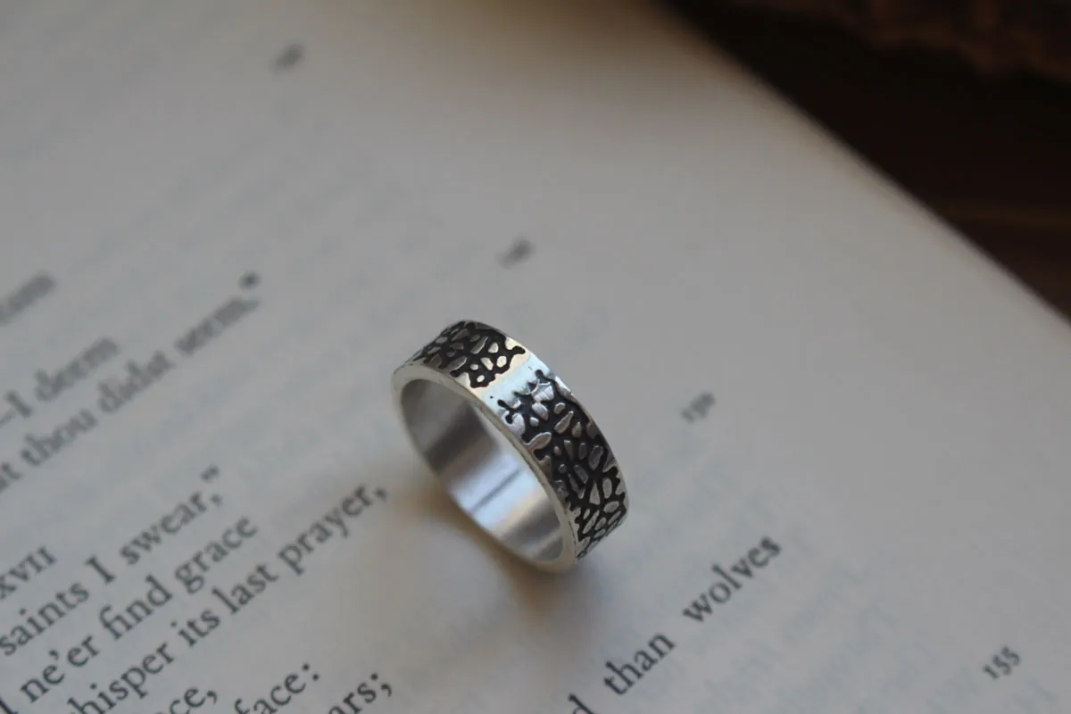 Craquelure, bague coulée de lave en argent