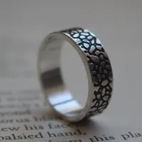 Craquelure, bague coulée de lave en argent