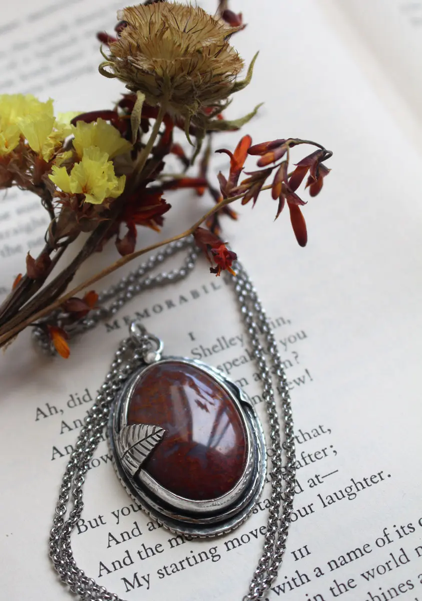 Cueillette automnale d’un écureuil au bord d’un lac, pendentif paysage en argent et agate mousse