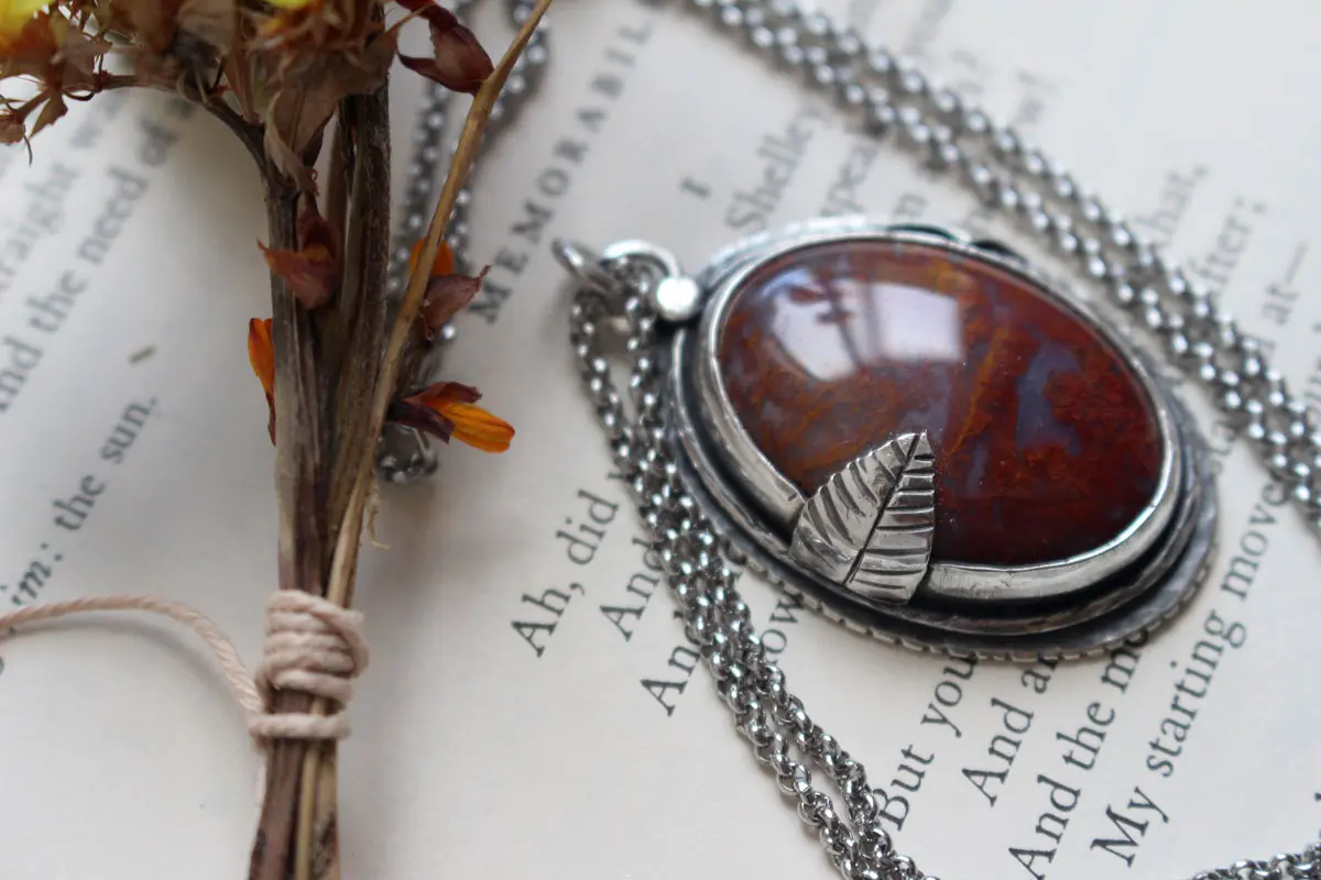 Cueillette automnale d’un écureuil au bord d’un lac, pendentif paysage en argent et agate mousse