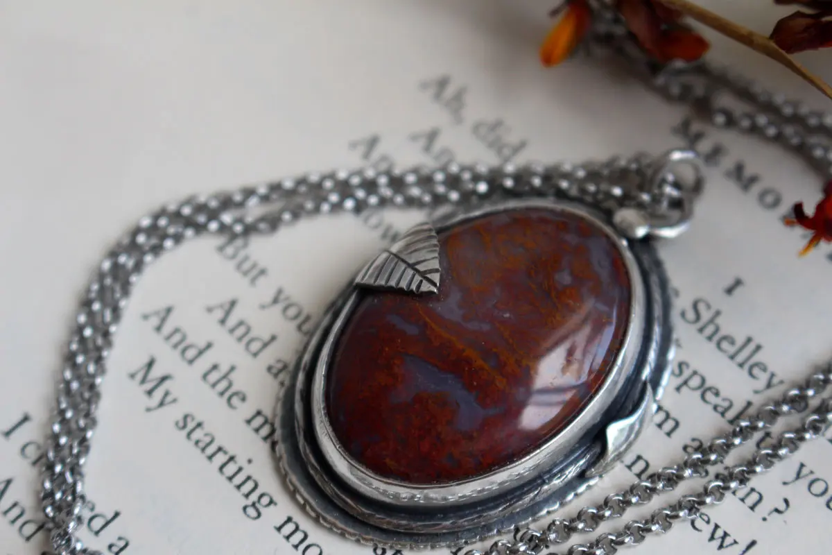 Cueillette automnale d’un écureuil au bord d’un lac, pendentif paysage en argent et agate mousse
