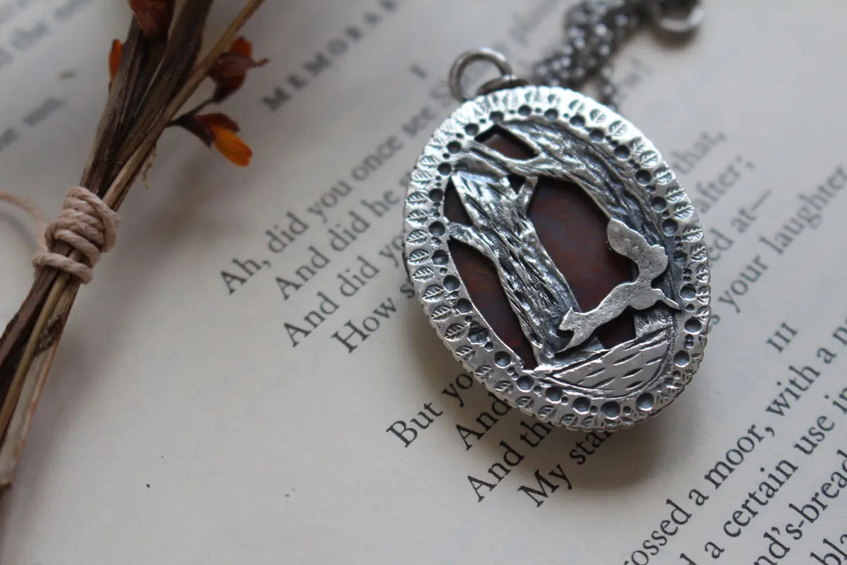 Cueillette automnale d’un écureuil au bord d’un lac, pendentif paysage en argent et agate mousse