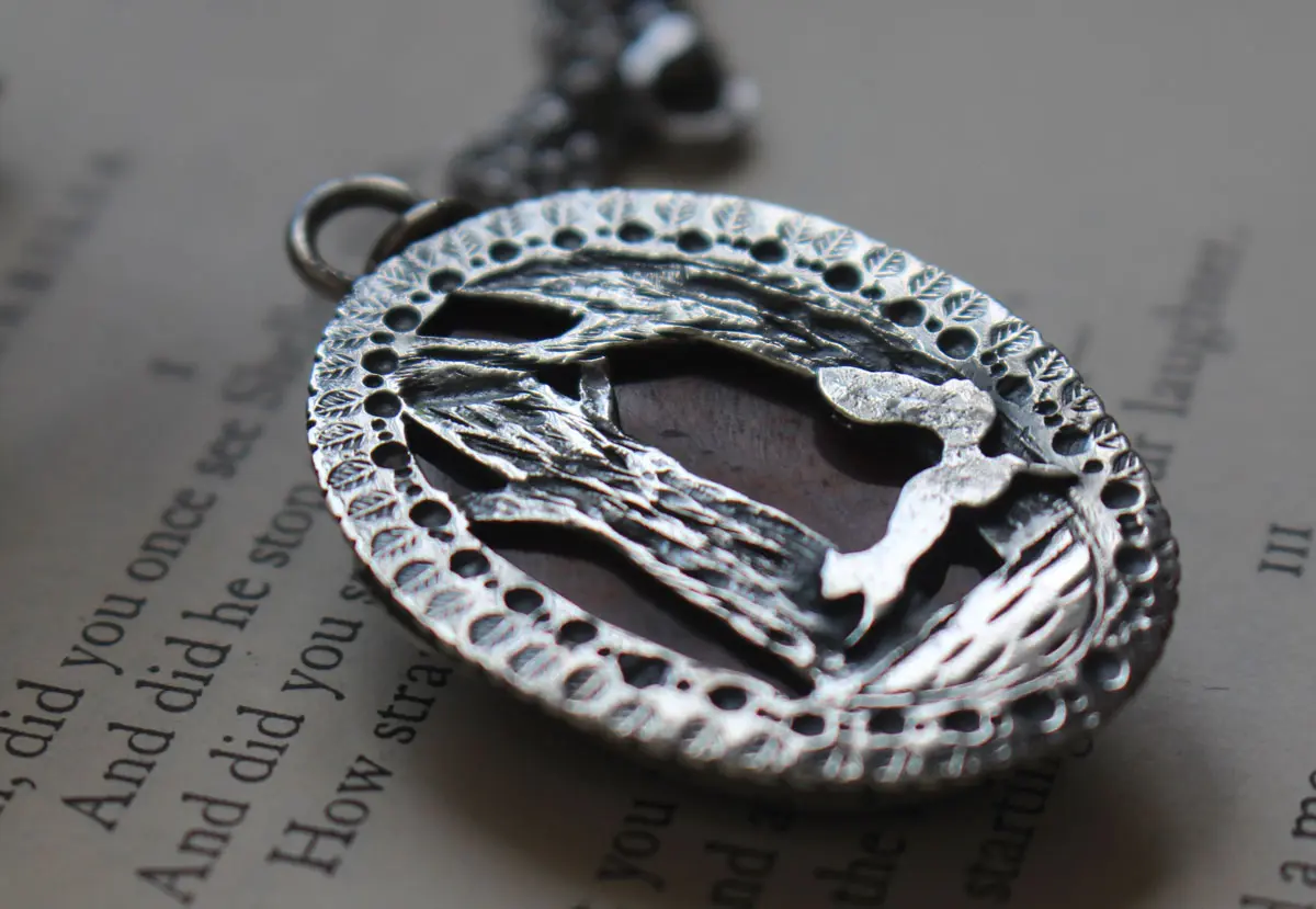 Cueillette automnale d’un écureuil au bord d’un lac, pendentif paysage en argent et agate mousse