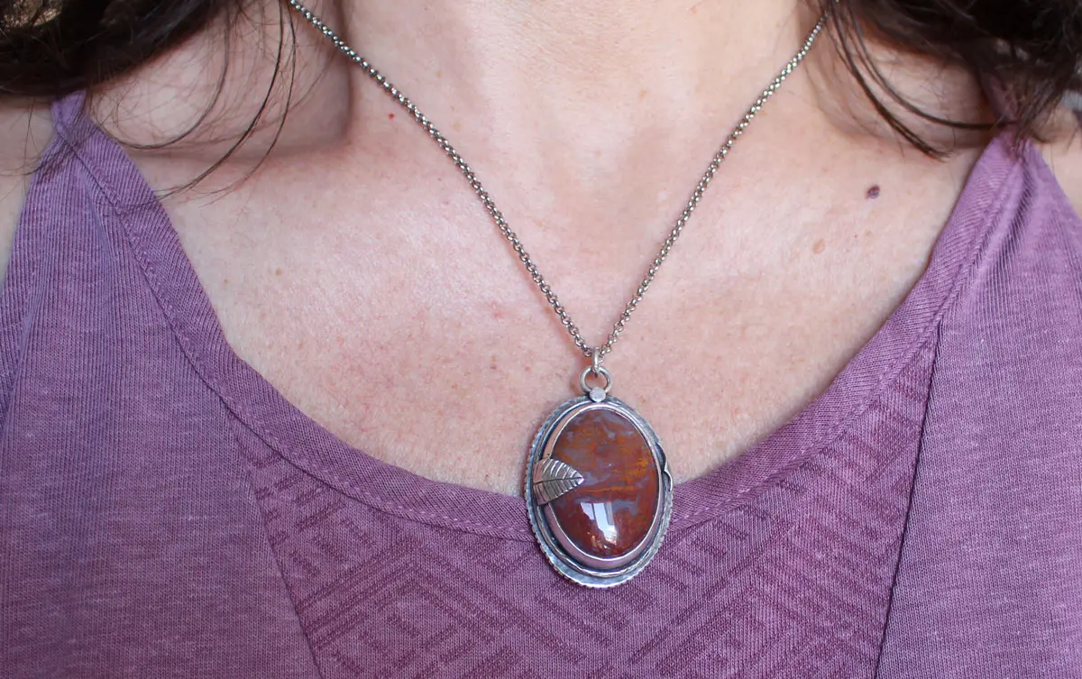 Cueillette automnale d’un écureuil au bord d’un lac, pendentif paysage en argent et agate mousse