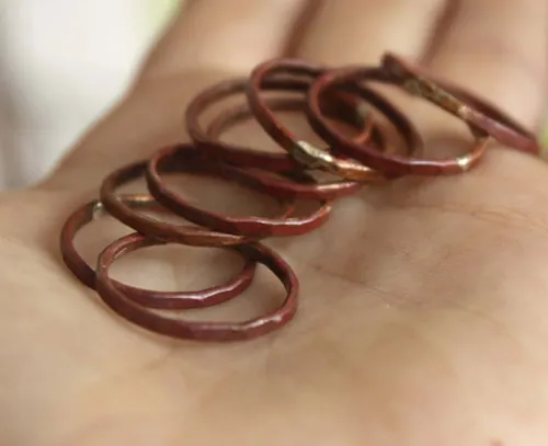Cuivre feu, bague empilable en cuivre martelé brut