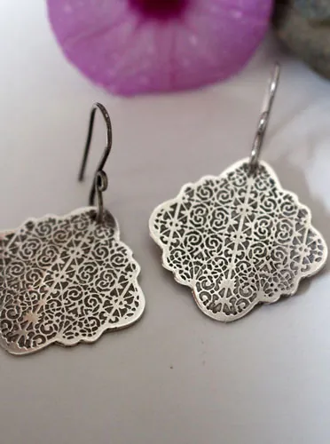 Cybèle, boucles d’oreilles arabesque grecque en argent