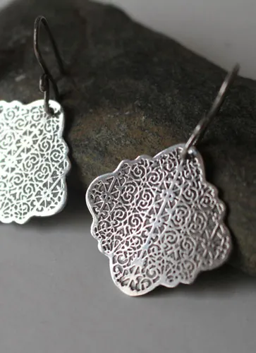Cybèle, boucles d’oreilles arabesque grecque en argent