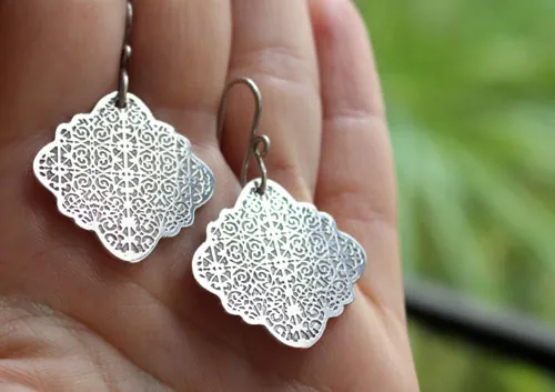 Cybèle, boucles d’oreilles arabesque grecque en argent