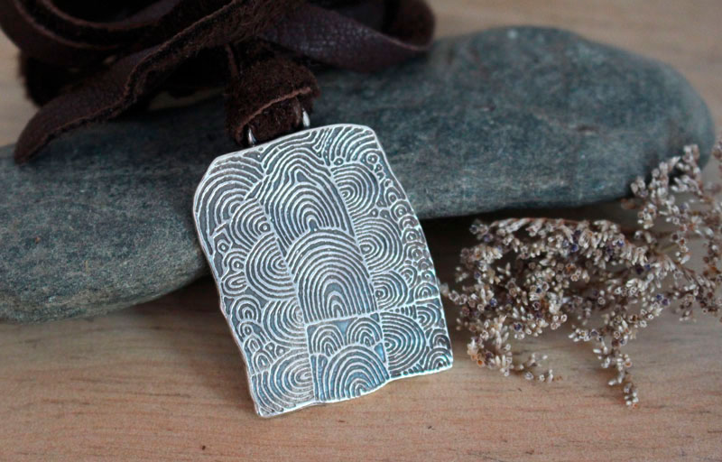 Cairn de Gavrinis, collier pierre gravée néolithique de spirales en argent