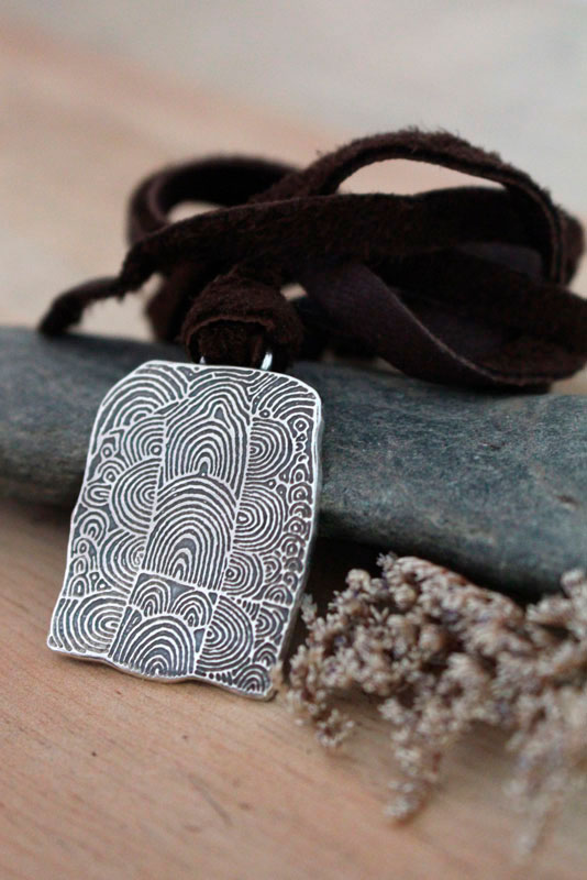 Cairn de Gavrinis, collier pierre gravée néolithique de spirales en argent