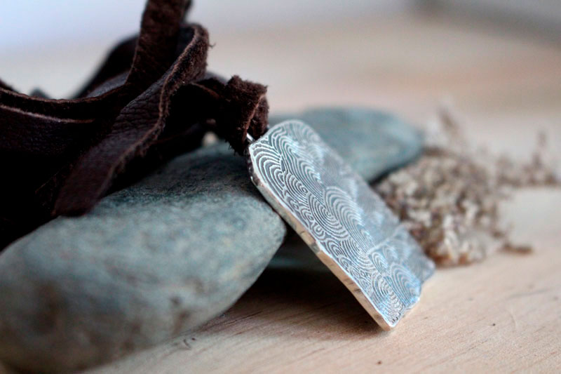 Cairn de Gavrinis, collier pierre gravée néolithique de spirales en argent 