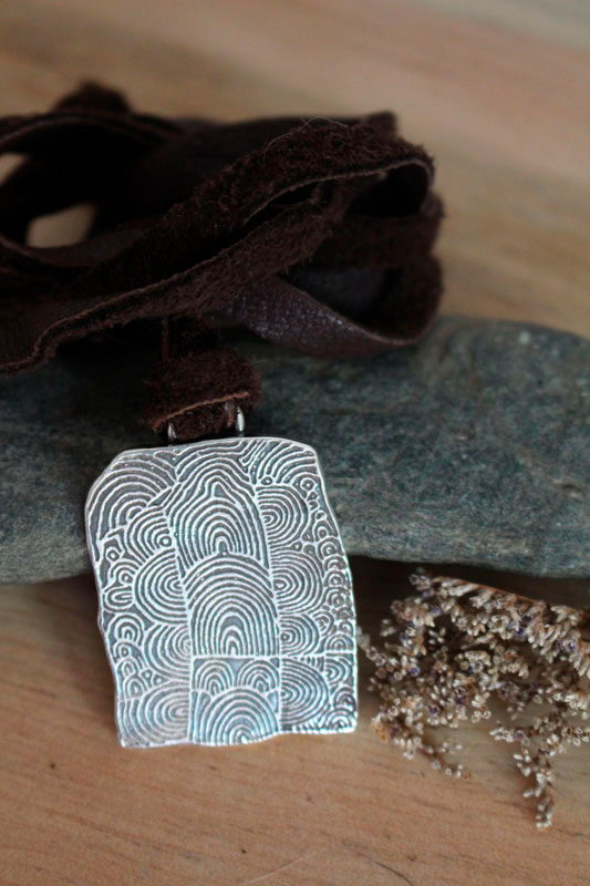 Cairn de Gavrinis, collier pierre gravée néolithique de spirales en argent