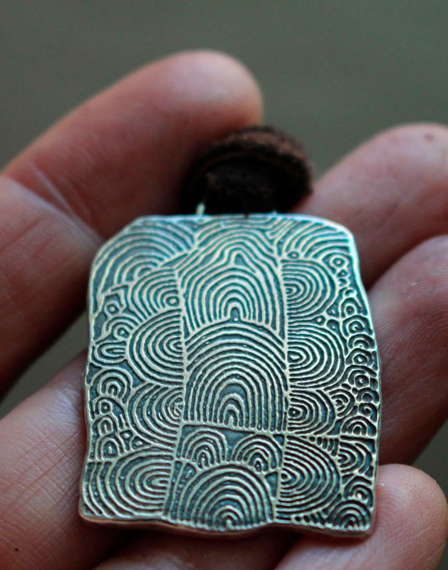 Cairn de Gavrinis, collier pierre gravée néolithique de spirales en argent