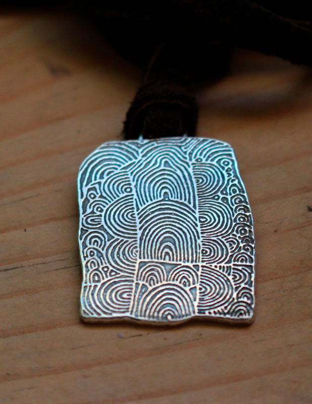 Cairn de Gavrinis, collier pierre gravée néolithique de spirales en argent
