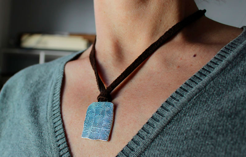 Cairn de Gavrinis, collier pierre gravée néolithique de spirales en argent